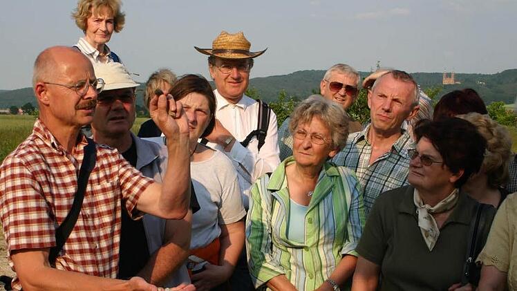 Wenn Bernhard Christoph (links) eine Exkursion leitet, bringt er die Menschen häufig zum Staunen, denn seine Führungen sind gespickt mit detailreichem Wissen über die jeweilige Thematik.