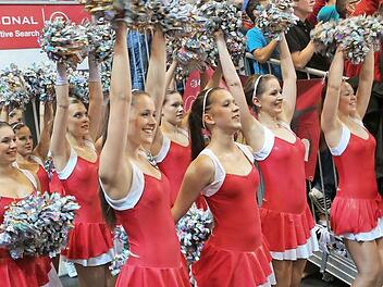 Das Dance Team geizt nicht mit seinen Reizen. Trainerin Sandra Volkmuth (oben rechts) gibt beim Training die passenden Anweisungen. Christina Ullmann schminkt sich f&uuml;r den gro&szlig;en Auftritt.  Foto: RiegerPress