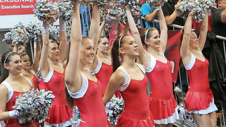 Das Dance Team geizt nicht mit seinen Reizen. Trainerin Sandra Volkmuth (oben rechts) gibt beim Training die passenden Anweisungen. Christina Ullmann schminkt sich f&uuml;r den gro&szlig;en Auftritt.  Foto: RiegerPress