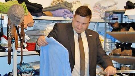 Thomas Schlott, der stellvertretender Rotkreuz-Kreisgeschäftsführer, bei der Warenprüfung im Lager Fotos: Sigismund von Dobschütz