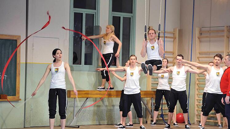 Gnadenloser Drill im Sportunterricht: Mozarts "Entführung aus dem Serail als Neuinszenierung am Landestheater Coburg.Foto: Andrea Kremper