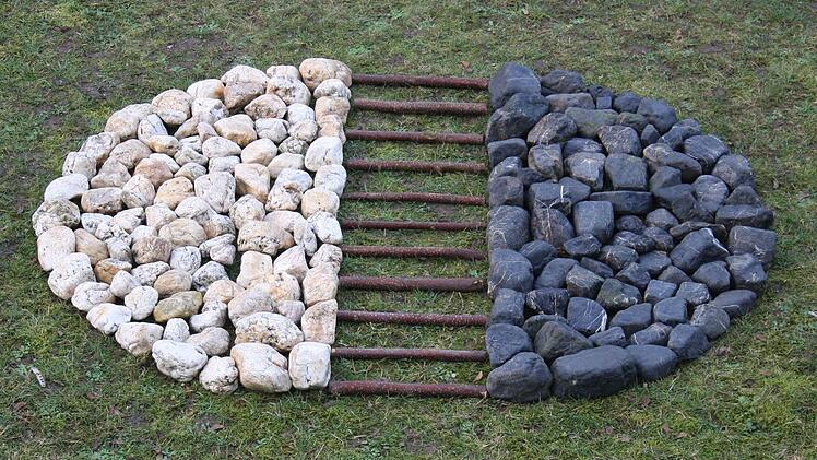 "Ziemlich beste Freunde" - aus Holz, Haselnussstrauch sowie schwarzen und weißen Kieselsteinen Foto: Hubert Kolling