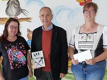 Michaela Stark, Bürgermeister Franz Uome und Stefanie Bialas (von links) bei der Vorstellung des neuen Kochbuchs im "Haus des Kindes" in Marktleugast.  Foto: Klaus-Peter Wulf