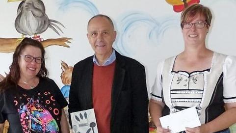 Michaela Stark, Bürgermeister Franz Uome und Stefanie Bialas (von links) bei der Vorstellung des neuen Kochbuchs im "Haus des Kindes" in Marktleugast.  Foto: Klaus-Peter Wulf