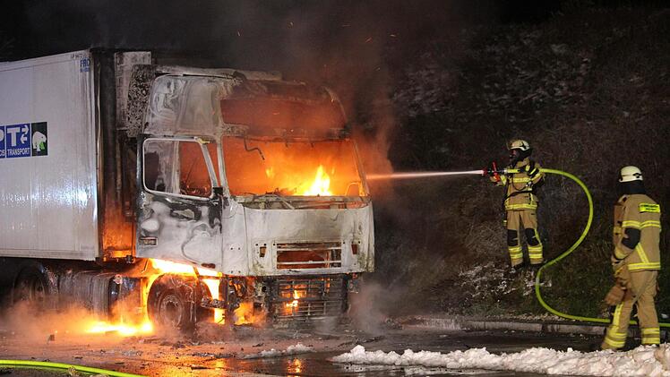 Auf einem Parkplatz an der Bundesautobahn 9 bei Bayreuth, fing in der Nacht zum Montag ein Lebensmittelk&uuml;hllaster Feuer. Das F&uuml;hrerhaus brannte komplett aus, verletzt wurde aber gl&uuml;cklicherweise niemand. Foto: NEWS5 / Holzheimer
