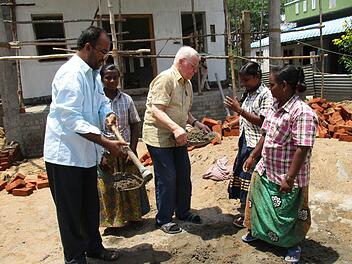 Wo immer Hilfe bei der Arbeit gebraucht wurde, packte Alfred Schäfer (Bildmitte)  kräftig mit an. Der Neubau der kleinen Kirche in Indien geht fast ausschließlich mit Handarbeit über die Bühne. Da bringen sich  auch die Frauen ein. Foto: Archiv/Alfred Schäfer