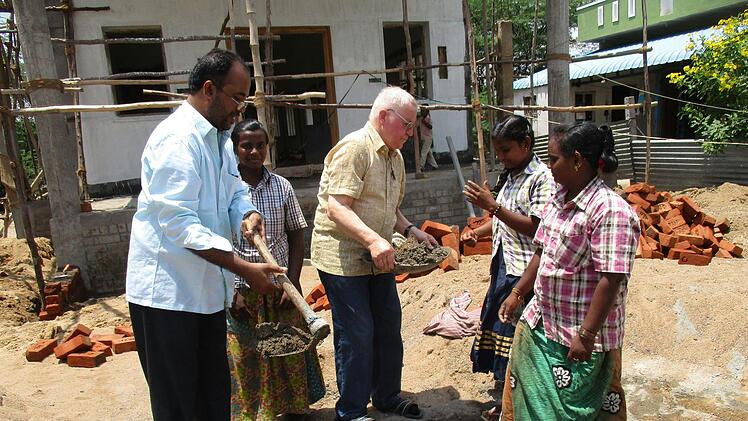 Wo immer Hilfe bei der Arbeit gebraucht wurde, packte Alfred Schäfer (Bildmitte)  kräftig mit an. Der Neubau der kleinen Kirche in Indien geht fast ausschließlich mit Handarbeit über die Bühne. Da bringen sich  auch die Frauen ein. Foto: Archiv/Alfred Schäfer