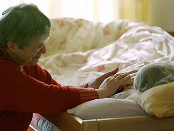 Der Besuch von Sterbenden ist wichtig: Für den Menschen selbst, die Angehörigen und oft auch die Hospizhelfer. Symbolbild: imago/Gustavo Alabiso