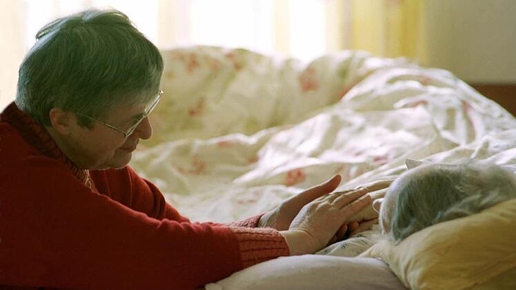 Der Besuch von Sterbenden ist wichtig: Für den Menschen selbst, die Angehörigen und oft auch die Hospizhelfer. Symbolbild: imago/Gustavo Alabiso