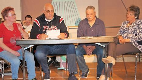 Mit einem Sketch erheiterten (linkes Foto v. l.) Ruth Gärtner, Dirk Sander, Wolfgang Gunzelmann und Andrea Hacker. Ben Putz (rechtes Foto) von der Verdi-Jugend fordert einen europäischen Mindestlohn. Fotos: Stöckel