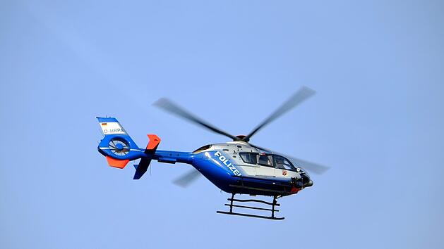 Viele Menschen haben ein ungutes Gefühl, wenn ein Polizeihubschrauber am Himmel fliegt. Doch häufig bedeutet das nicht, dass die Bürger Angst haben müssen. Symbolfoto: Holger Schué/pixabay.com