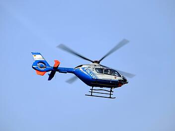 Viele Menschen haben ein ungutes Gefühl, wenn ein Polizeihubschrauber am Himmel fliegt. Doch häufig bedeutet das nicht, dass die Bürger Angst haben müssen. Symbolfoto: Holger Schué/pixabay.com