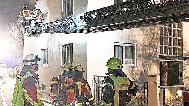 Weil das Treppenhaus verraucht war, kam bei der Personenrettung die Drehleiter zum Einsatz. Foto: S. Weber