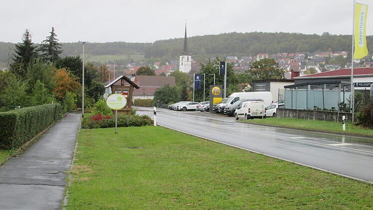 Auch die Grünflächen am Ortseingang sollen "Farbe bekommen". Mit Blumen und kleinen Stauden will die Gemeinde künftig jeden  am Ortseingang empfangen.  Winfried Ehling
