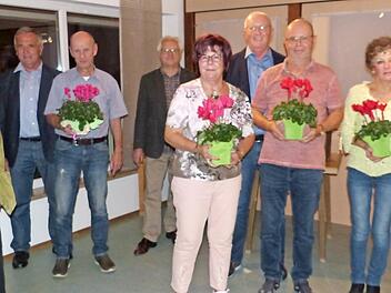 Ehrungen beim Obst- und Gartenbauverein Kupferberg; im Bild (von links) Wolfgang Rettner, Kreisvorsitzender Günter Reif, Dieter Schott, Bürgermeister Harald Michel, Barbara Poppe, Vorsitzender Gerhard Schicker, Axel Poppe sowie Petra und Siegfried Schack