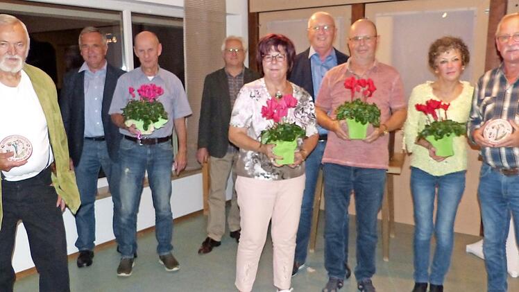 Ehrungen beim Obst- und Gartenbauverein Kupferberg; im Bild (von links) Wolfgang Rettner, Kreisvorsitzender Günter Reif, Dieter Schott, Bürgermeister Harald Michel, Barbara Poppe, Vorsitzender Gerhard Schicker, Axel Poppe sowie Petra und Siegfried Schack