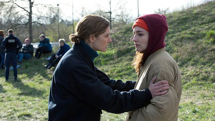 Helen Schilling (Svenja Jung, links) ist genervt von ihrer Schwester Paula (Marie Bloching), die als Aktivistin an Blockaden teilnimmt.