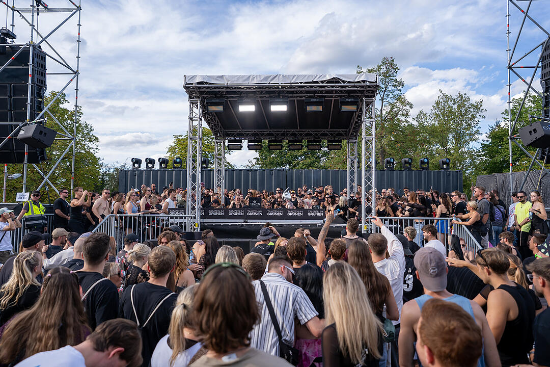 1 Location. 4 B&uuml;hnen. 25 Artists