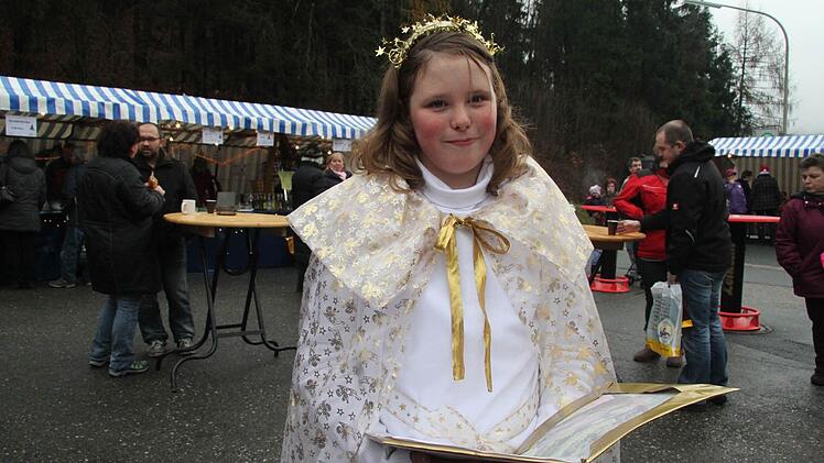 Lara Schultheiß spielte schon zum zweiten Mal das Wartenfelser Christkind und verlas den Prolog.