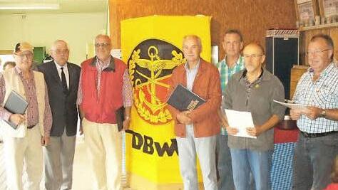 Ehrungen der ERH-Ortsgruppe (von links): Gisbert Stöber, Vorsitzender Klaus Voshage, Horst Liegmann, Friedrich Rau, Rüdiger Klug, Leonhard Rehberger und Armin Völker.  Foto: Franz Herrler