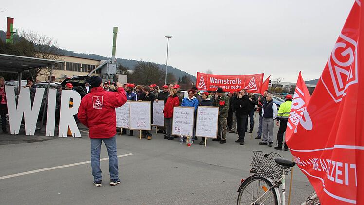 Die Valeo-Mitarbeiter protestierten auf dem Parkplatz des Unternehmens. Foto: Friedwald Schedel