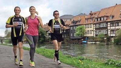 Karl Schlichtig, FT-Reporterin Anna Lienhardt und Herbert Grasser (v.l.) beim Trainingslauf Foto: Michael Wehner