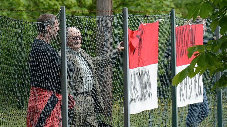 Zaungäste beim Relegationsspiel in Wildflecken. Foto: ssp
