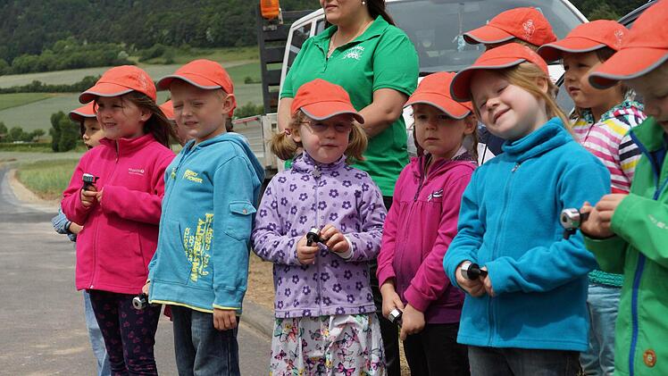 Kindergartenkinder singen zur RadwegeröffnungFoto: Arkadius Guzy