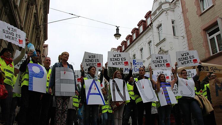 H&M Mitarbeiter protestieren in Bad Kissingen. Foto: Benedikt Borst