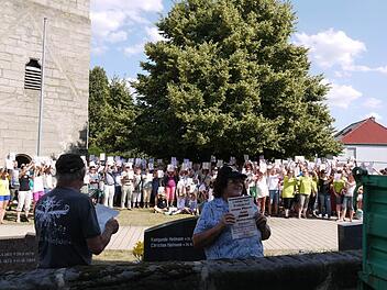Hunderte Röttenbacher forderten, dass Pater Joan im Ort bleiben darf und nicht versetzt wird. Heinz Redel und Veronika Schmitt vertraten dabei viele Mitgelider des VdK Hemhofen und Röttenbach. Foto: Pauline Lindner