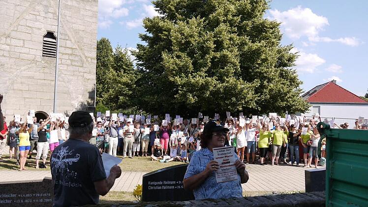 Hunderte Röttenbacher forderten, dass Pater Joan im Ort bleiben darf und nicht versetzt wird. Heinz Redel und Veronika Schmitt vertraten dabei viele Mitgelider des VdK Hemhofen und Röttenbach. Foto: Pauline Lindner
