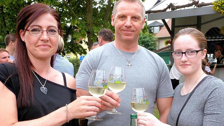 Ein gutes Tröpfchen im Glas, darüber freuten sich die Besucher des Sander Altmain-Weinfestes.