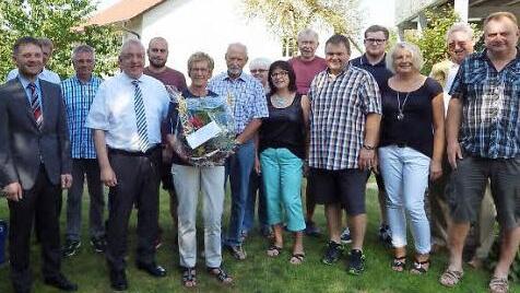 Die Jubilarin (vorne, Mitte) mit B&uuml;rgermeister Harald H&uuml;bner (links daneben) im Kreise der Gratulanten. Foto: Horst Wunner