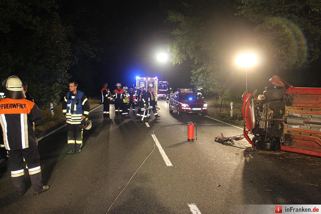 Pkw kracht in Baumgruppe und überschlägt sich bei Ödenreuth