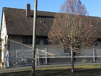 Die Zukunft des Poxdorfer Raiffeisengebäudes ist derzeit noch völlig offen.  Foto: Dagmar Niemann