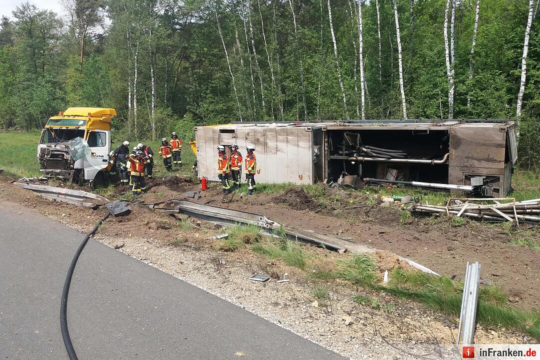 Nürnberg_ Schwerer Lkw-Unfall nach Reifenplatzer