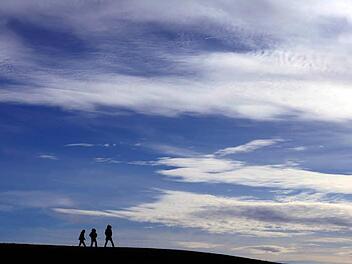Zuletzt beherrschten herbstliche Temperaturen und Regen das Wetter in Franken. Zu Mari&auml; Himmelfahrt hoffen viele Menschen auf Besserung. Die Aussichten. Symbolbild: Karl-Josef Hildenbrand dpa/lby