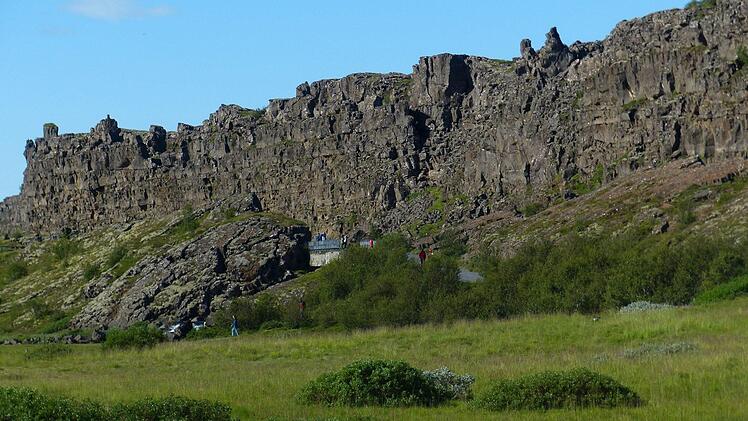 Sieht unscheinbar aus, ist aber ein wichtiger historischer Ort. In Pingvellir beschloss um das Jahr 1000 das isl&auml;ndische Parlament, zum Christentum &uuml;berzutreten. Foto: privat