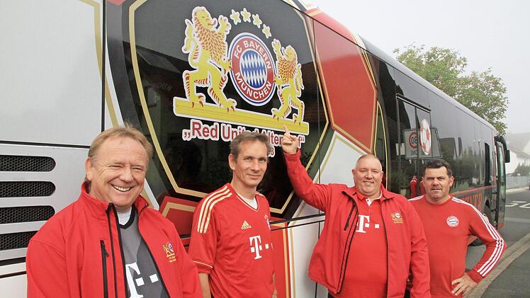 Ticketbeauftragter Pankraz Schick, Zweiter Vorsitzender Thomas Kolloch, Erster Vorsitzender Veit Dathe und Ausschussmitglied Heribert Kupfer (von links) vor dem neuen Schmuckstück  Foto: Bertram Wagner