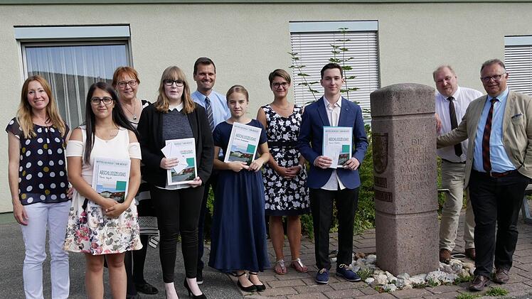v. li.: Klassenlehrerin Dunja Strubl, Taria Najdi, Rektorin Heike Stegner-Kleinknecht, Milena Stolze, Konrektor Jens Alex, Juliane Giesbrecht, Klassenlehrerin Karin Seelmann, Marco Cretella, Stadtrat Bernd Gärtner und BM Martin Stingl. Foto: Manja von Nida