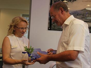 Architekt Peter Kropf übergibt den Schlüssel an die Geschäftsstellenleiterin Elke Klug-Mähringer.Veronika Schadeck