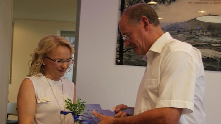 Architekt Peter Kropf übergibt den Schlüssel an die Geschäftsstellenleiterin Elke Klug-Mähringer.Veronika Schadeck