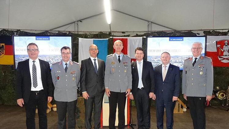 Neujahrsempfang in der Rhön-Kaserne mit Vorträgen zu  Sicherheitspolitischen Themen. Das Bild zeigt von links:  Leiter des  Bundeswehrdienstleistungszentrum HAB Regierungsdirektor Matthias  Hümmler, den Leiter des Gefechtssimulationszentrum Heer Oberst Jürgen  Steinberger, Bürgermeister Gerd Kleinhenz, den Standortältesten und  Kommandeur Bereich Truppenübungsplatzkommandantur SÜD Oberstleutnant  Roman Jähnel, Sandro Kirchner (MdL), Landrat Thomas Bold und  Brigardegeneral Heinz-Josef Feldman...