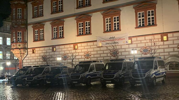 In der Vorwoche war die Bereitschaftspolizei aus Bamberg zur Verstärkung nach Coburg gekommen - an diesem Montag kam sie kurzfristig nicht, obwohl sie eigentlich fest eingeplant war.