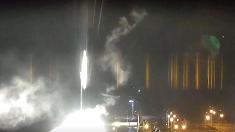 Dieses Bild aus einem vom Kernkraftwerk Saporischschja veröffentlichten Video zeigt ein helles, aufflackerndes Objekt, das am Freitag, 4. März, auf dem Gelände des Kernkraftwerks niedergegangen ist.