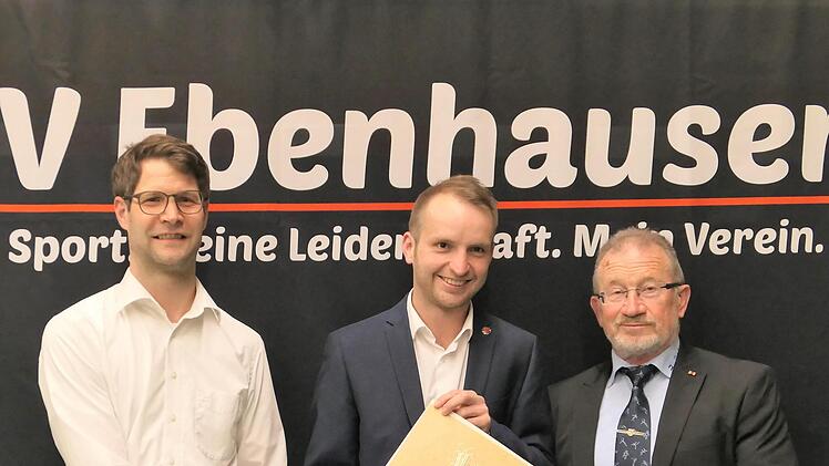 Der stellvertretende Kreisvorsitzende des BLSV Edwin Metzler (rechts) übergibt die Urkunde zum 100. Vereinsgeburtstag an die beiden Vorsitzenden des TSV Ebenhausen Steffen Rauh (links) und Sebastian Dees (Mitte)