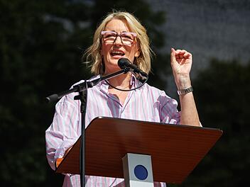 "Durch Hassrede gepr&auml;gter Shitstorm": Rassismus-Debatte um neues Buch - Monika Gruber legt noch einmal nach