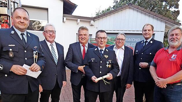 Landrat Klaus Peter Söllner und Bürgermeister Harald Hübner überreichten zur Feier des 150-jährigen Bestehens der Feuerwehr Brücklein jeweils einen Zuschuss des Landkreises Kulmbach und der Gemeinde Neudrossenfeld. Unser Bild zeigt von links Komma...