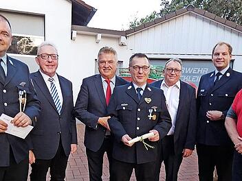 Landrat Klaus Peter Söllner und Bürgermeister Harald Hübner überreichten zur Feier des 150-jährigen Bestehens der Feuerwehr Brücklein jeweils einen Zuschuss des Landkreises Kulmbach und der Gemeinde Neudrossenfeld. Unser Bild zeigt von links Komma...