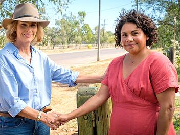Australiens Premierministerin Rachel Anderson (Rachel Griffiths, links) will von der Popularit&auml;t von Alex Irving (Deborah Mailman) profitieren.